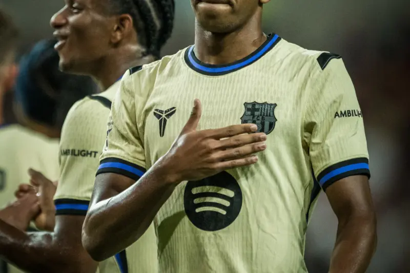 La posición de Lamine Yamal en el equipo del Barcelona.
